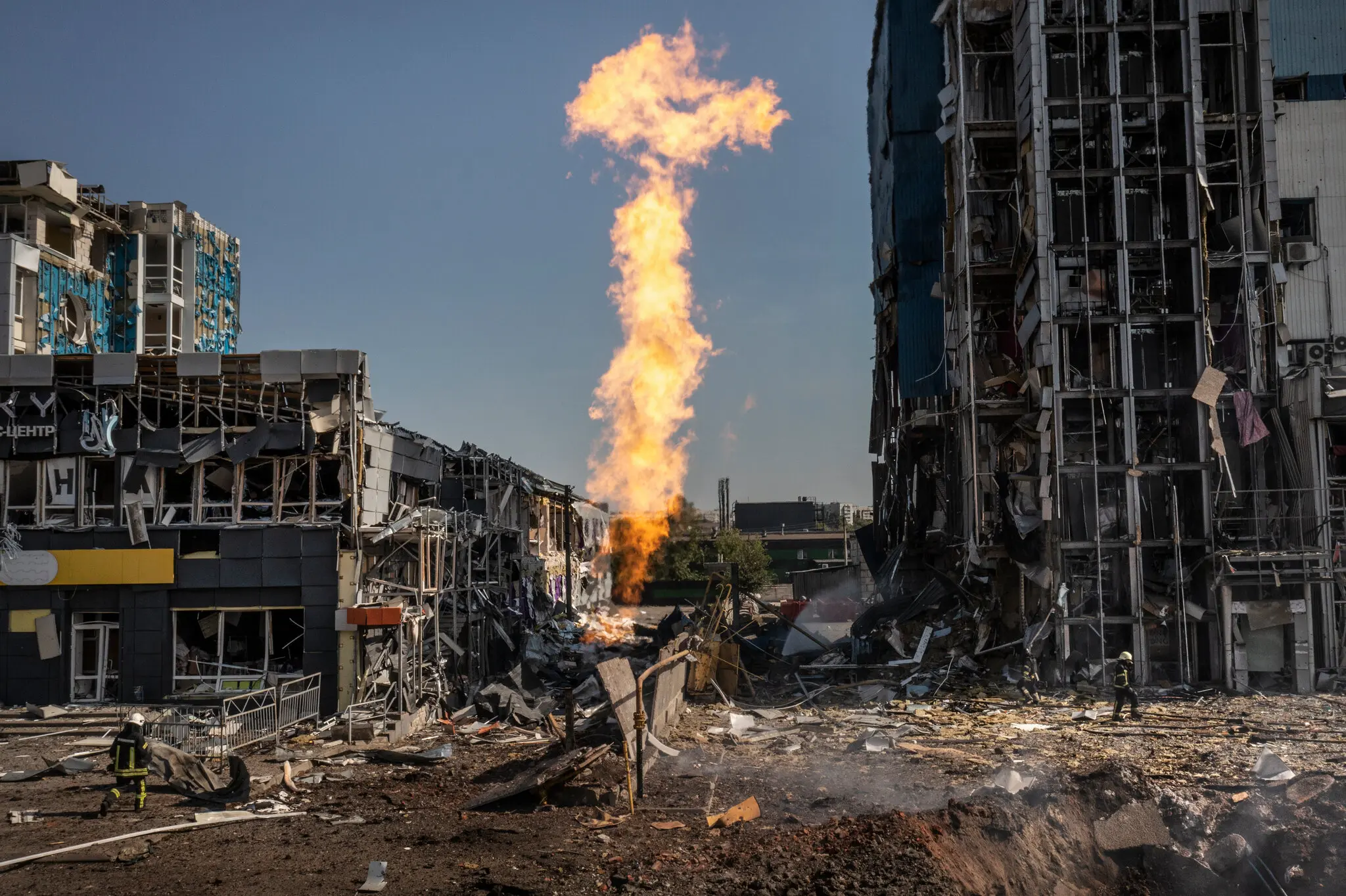 Полум'я спалахнуло від вибуху газової труби після, за словами українських чиновників, російського ракетного удару по Харкову, Україна, у неділю